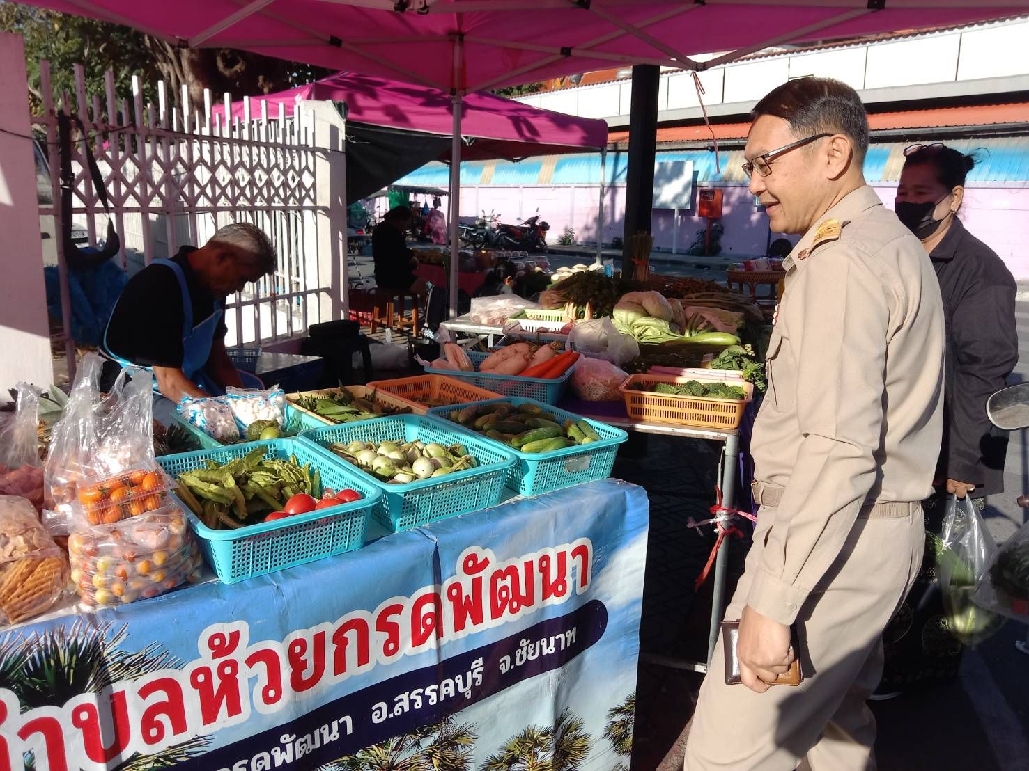  🕊📌พช.ชัยนาท เยี่ยมชมสินค้าและผู้ประกอบการตลาดนัดคนไทยยิ้มได้ เพื่อสนับสนุนสินค้าของดีเมืองชัยนาท และผลิตภัณฑ์จากศูนย์เรียนรู้การพัฒนาคุณภาพชีวิต ตามหลักทฤษฎีใหม่ ประยุกต์สู่ “โคก หนอง นา โมเดล” อำเภอเมืองชัยนาท