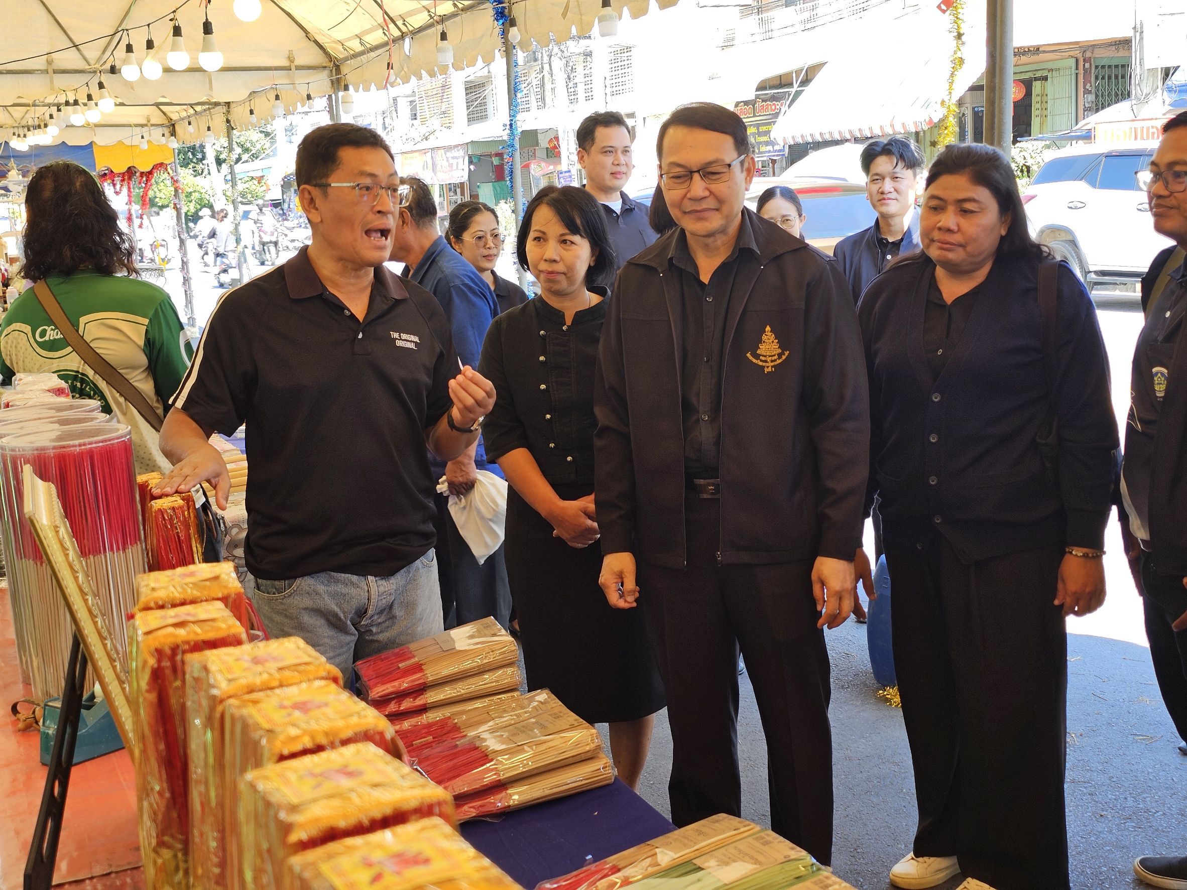  🕊📌พช.ชัยนาท เยี่ยมชมสินค้าและผู้ประกอบการตลาดนัดคนไทยยิ้มได้ เพื่อสนับสนุนสินค้าของดีเมืองชัยนาท และผลิตภัณฑ์จากศูนย์เรียนรู้การพัฒนาคุณภาพชีวิต ตามหลักทฤษฎีใหม่ ประยุกต์สู่ “โคก หนอง นา โมเดล” อำเภอเมืองชัยนาท