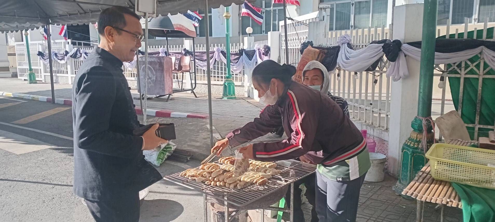 🕊📌พช.ชัยนาท เยี่ยมชมสินค้าและผู้ประกอบการตลาดนัดคนไทยยิ้มได้ เพื่อสนับสนุนสินค้าของดีเมืองชัยนาท และผลิตภัณฑ์จากศูนย์เรียนรู้การพัฒนาคุณภาพชีวิต ตามหลักทฤษฎีใหม่ ประยุกต์สู่ “โคก หนอง นา โมเดล” อำเภอเมืองชัยนาท