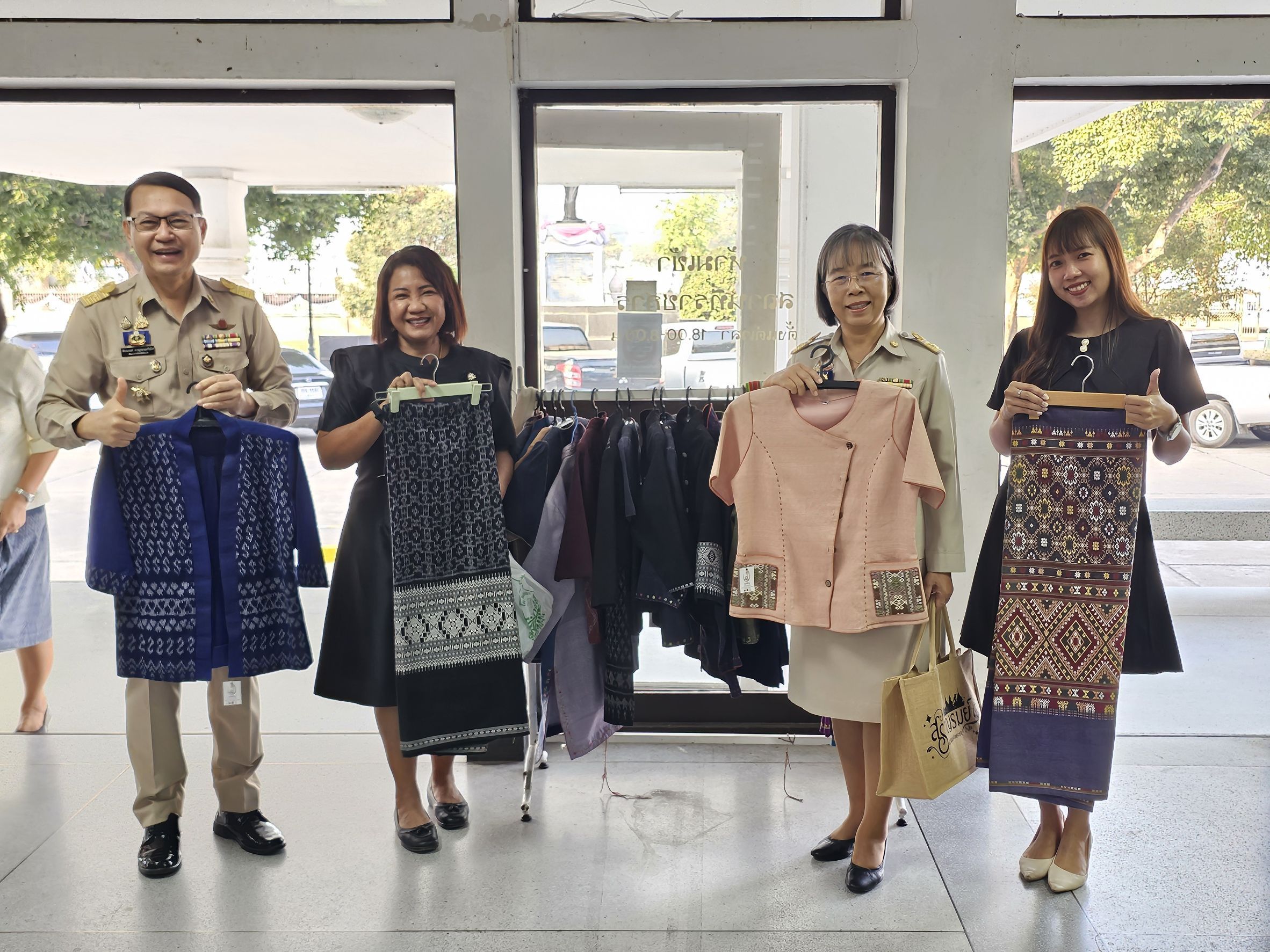 🕊📌พช.ชัยนาท จัดกิจกรรมตลาดนัดชุมชน ผลผลิตของคนชัยนาท ในการเพิ่มช่องทางการตลาดให้กับกลุ่มผู้ผลิตผู้ประกอบการ OTOP ผลผลิต และผลิตภัณฑ์จากศูนย์เรียนรู้การพัฒนาคุณภาพชีวิต ตามหลักทฤษฎีใหม่ ประยุกต์สู่ “โคก หนอง นา โมเดล” และผลิตภัณฑ์ของกลุ่มเป้าหมายบริษัทประชารัฐรักสามัคคี (วิสาหกิจเพื่อสังคม) จำกัด