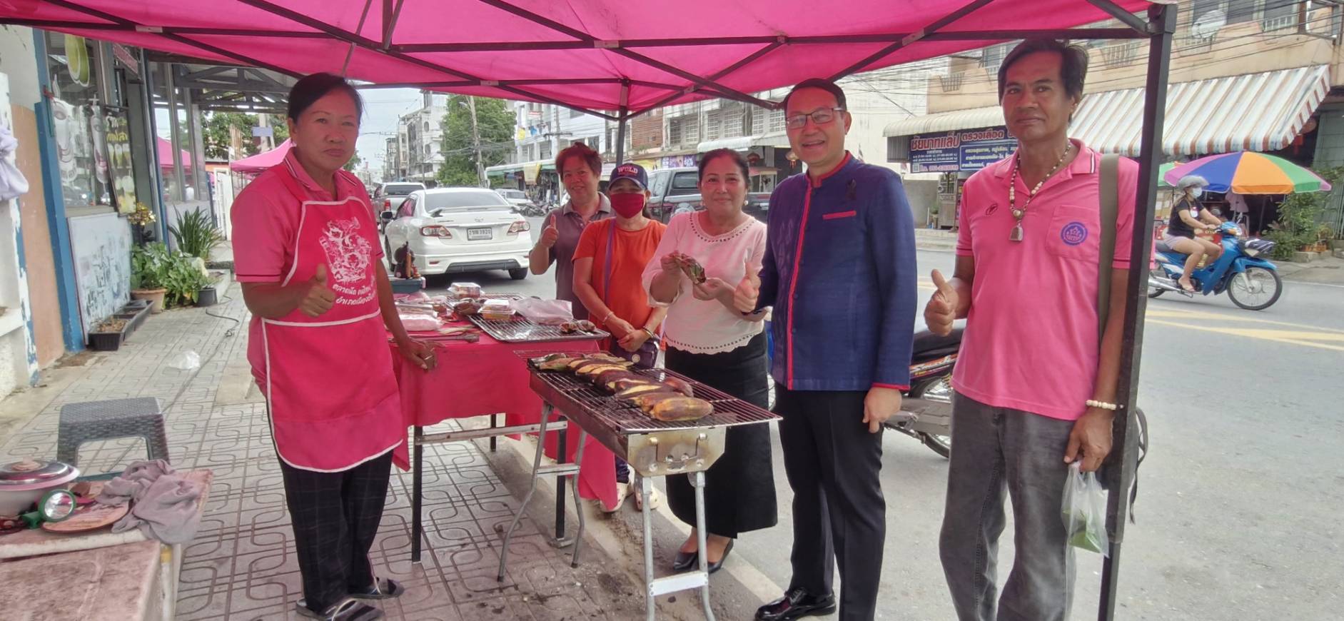 🕊️📌 พช.ชัยนาท เดินหน้าขับเคลื่อนเศรษฐกิจฐานราก เยี่ยมชม “ตลาดนัดคนไทยยิ้มได้” หนุนสินค้า OTOP ผลิตภัณฑ์โคก หนอง นา และของดีเมืองชัยนาท สร้างโอกาสทางการตลาด เงินสะพัดกว่า 4 แสนบาทต่อเดือน