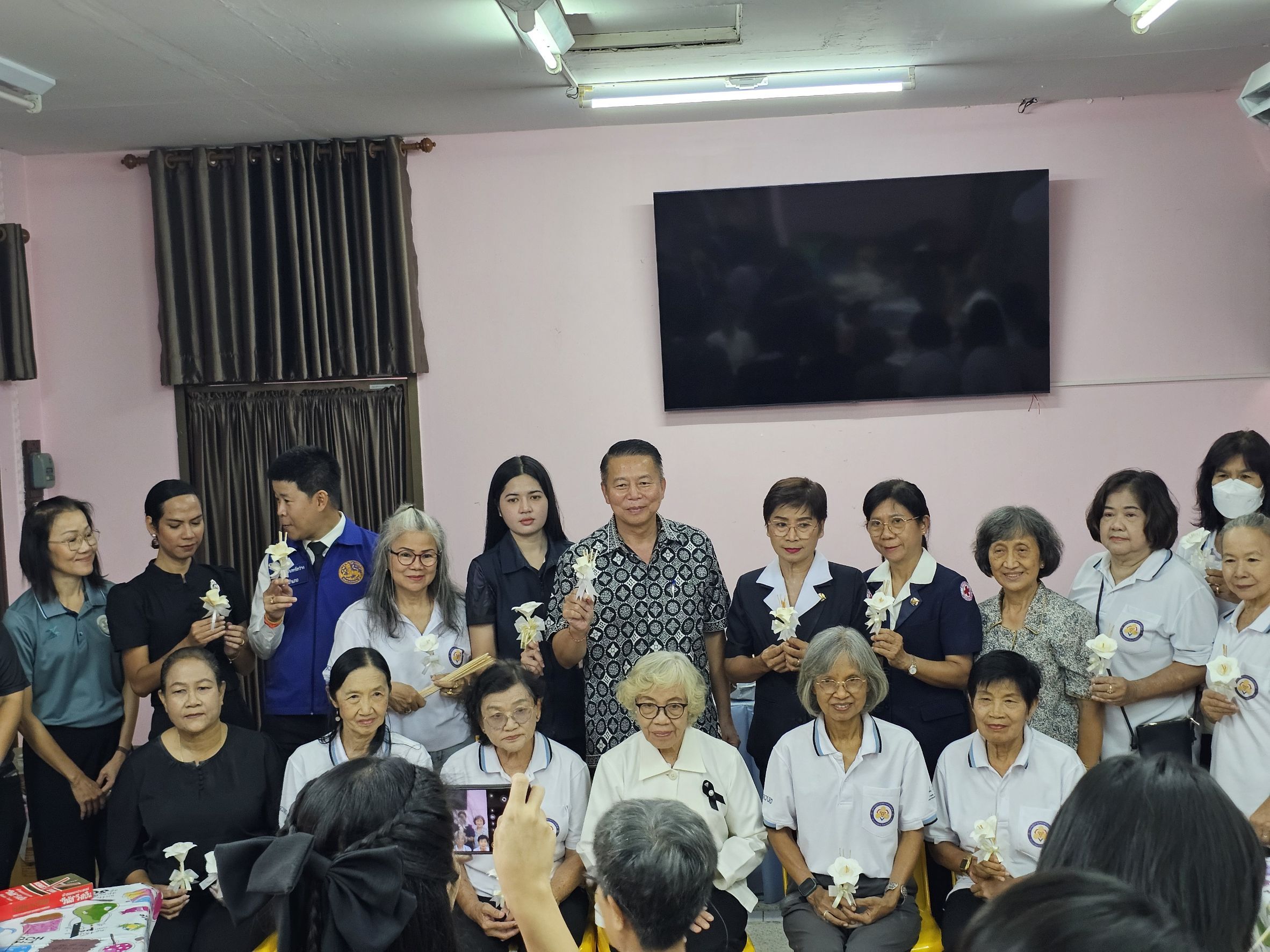 🕊️📌 พช.ชัยนาท ร่วมสืบสานงานจิตอาสา ประดิษฐ์ดอกไม้จันทน์ รวมพลังภาคีเครือข่ายน้อมสำนึกในพระมหากรุณาธิคุณ พร้อมเตรียมความพร้อมพระราชพิธีอย่างสมพระเกียรติ